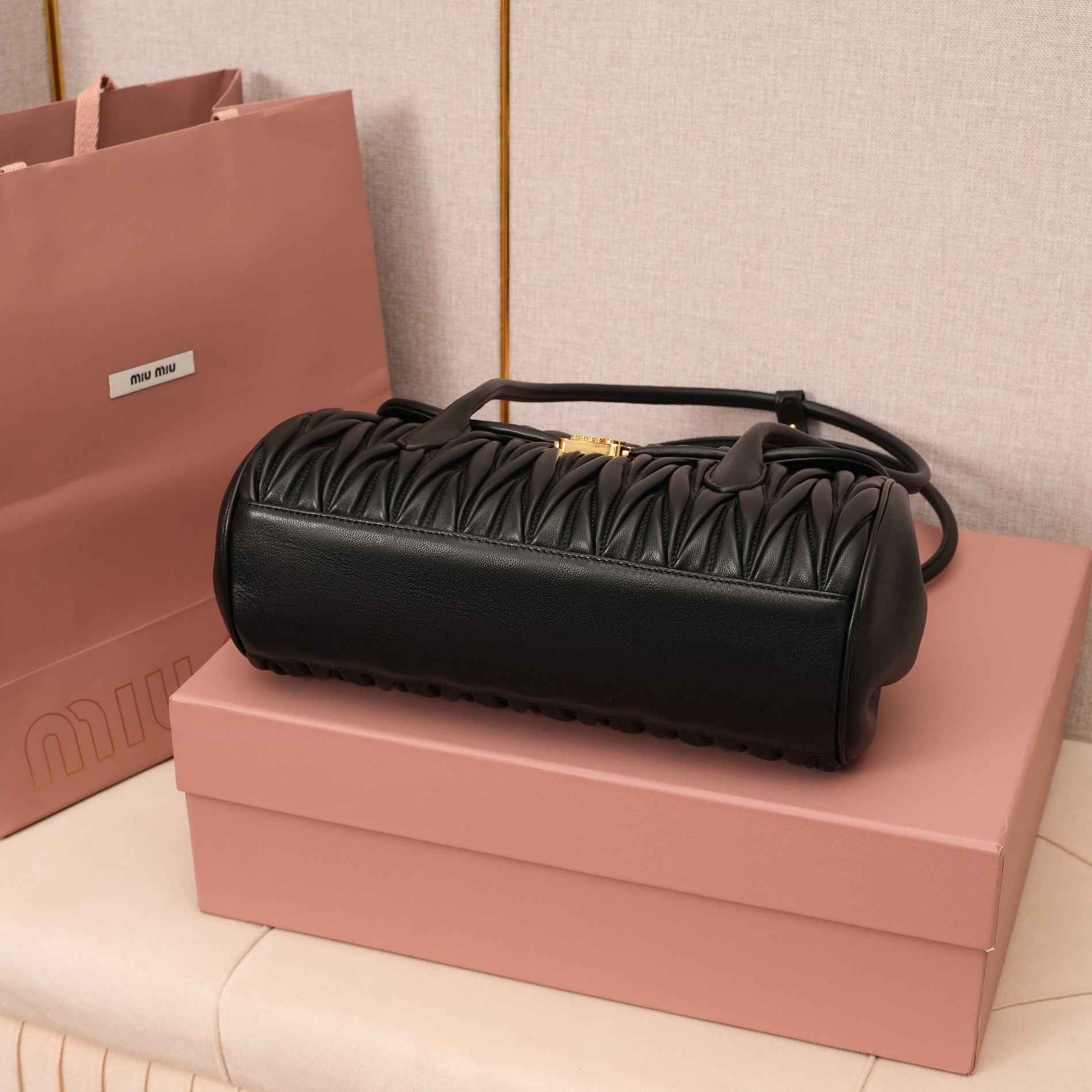 MiuM新品法棍包，这款单肩包延续经典设计，采用轻薄填充皮革设计，别具一格，顶级小牛皮材质，新标logo金属锁扣，正面翻盖开合，风格百变多样，精致优雅，随性慵懒，日常休闲， 上班通勤，怎么搭都好看