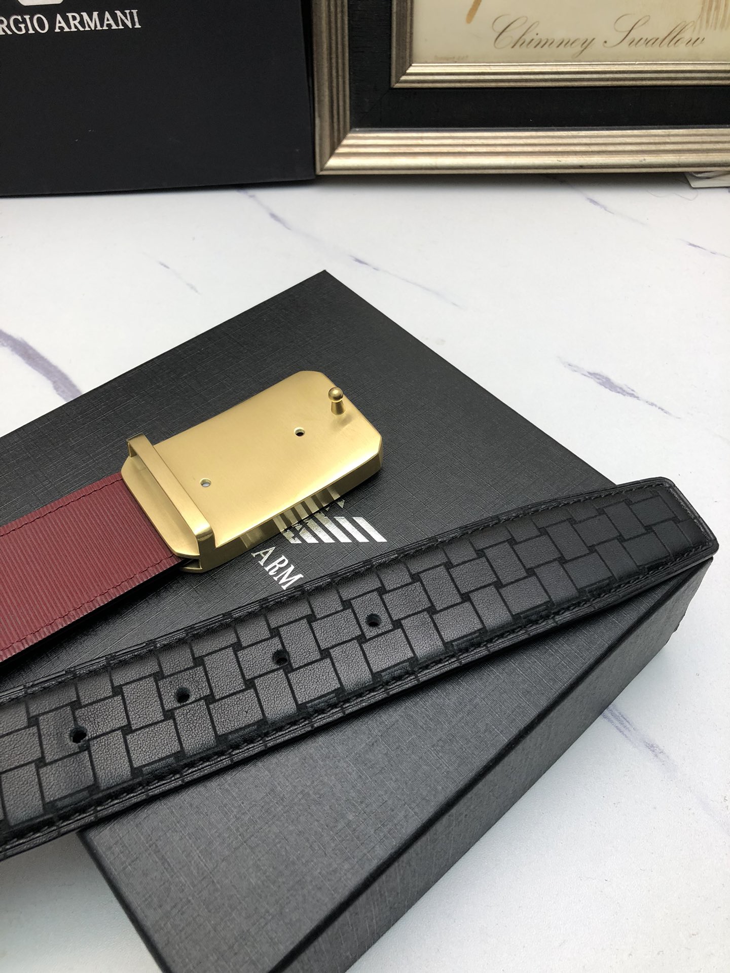 阿曼妮：原單頭層小牛皮燙印花紋，內襯頭層牛皮底，營造織紋外觀。飾以標誌原單扣。專櫃寬度4.0