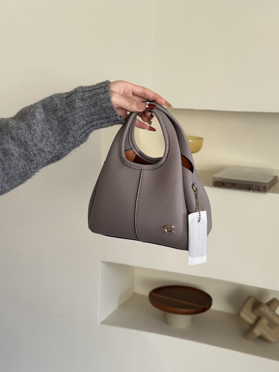 Coach新款首發🔥Lana19 mini號
尺寸：19✖️17cm
精緻小巧，簡約時尚
可手拎，可斜挎 ☑️小號 灰紫色
尺寸：19✖️17cm