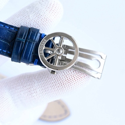 CF新品發佈會，寶璣-Breguet
航海MARINE航海系列5517款腕表，航海天文鐘的起源作品，“時計本是兵家利器”說的就是這款腕表，鐘錶界的巨作。工廠全面抄寫原裝數據，98%還原殼型字面，彰顯原裝優雅硬朗的氣質，原裝同款777A自動機械機芯，鐫刻獨立編號與寶璣先生簽名。直徑40毫米。正反均為藍寶石防刮玻璃，旋入式防水錶冠。實測防水深度100米。搭配飾有太陽放射紋錶盤，配裝進口鰐魚皮錶帶，以零頭的價格給您帶來原裝超值體驗。