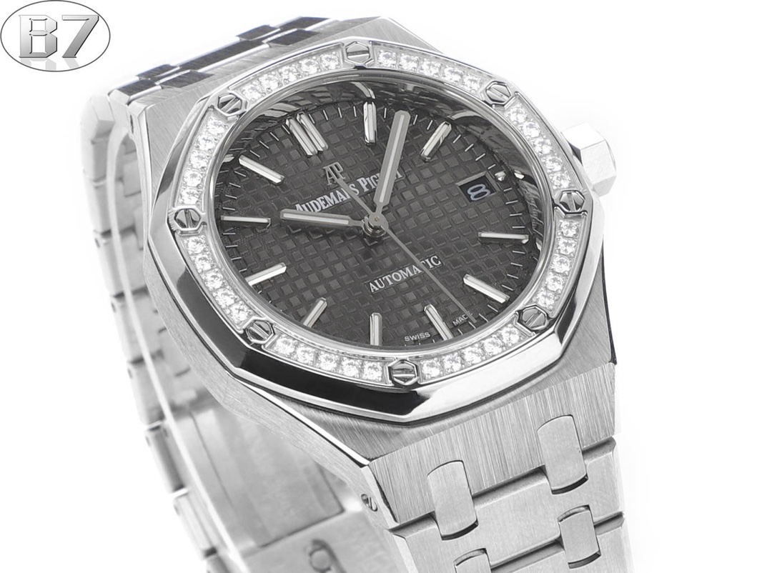 AP愛彼 女款愛彼皇家橡樹 剔除機芯甲板多餘部分，使之變得更加鏤空——成就鋼表巔峰—— 實力演繹 衛冕“鋼”王！【6大精妙之處】1.正品拆解開模，尺寸為37毫米與正品一致！2.完美還原正品表殼的每一處細節，盡顯正品“稜角分明 堅毅果敢”的陽剛氣質。3.鋼帶的做工無可挑剔，比市面上任何鋼帶表做工均要更上一層樓，鋼帶頭粒和表頭銜接的“緩衝帶”的鬆緊程度與正品一模一樣。4.自動陀的與原裝致敬，是市面唯一做到顏色於原裝一致的版本（市面一般版本均偏紅）其上的ap族徽雕刻獨一無二。