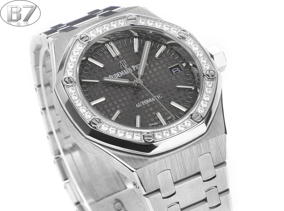 AP愛彼 女款愛彼皇家橡樹 剔除機芯甲板多餘部分，使之變得更加鏤空——成就鋼表巔峰—— 實力演繹 衛冕“鋼”王！【6大精妙之處】1.正品拆解開模，尺寸為37毫米與正品一致！2.完美還原正品表殼的每一處細節，盡顯正品“稜角分明 堅毅果敢”的陽剛氣質。3.鋼帶的做工無可挑剔，比市面上任何鋼帶表做工均要更上一層樓，鋼帶頭粒和表頭銜接的“緩衝帶”的鬆緊程度與正品一模一樣。4.自動陀的與原裝致敬，是市面唯一做到顏色於原裝一致的版本（市面一般版本均偏紅）其上的ap族徽雕刻獨一無二。