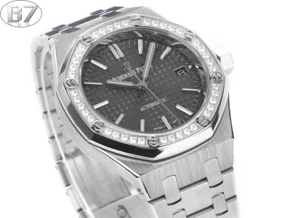 AP愛彼 女款愛彼皇家橡樹 剔除機芯甲板多餘部分，使之變得更加鏤空——成就鋼表巔峰—— 實力演繹 衛冕“鋼”王！【6大精妙之處】1.正品拆解開模，尺寸為37毫米與正品一致！2.完美還原正品表殼的每一處細節，盡顯正品“稜角分明 堅毅果敢”的陽剛氣質。3.鋼帶的做工無可挑剔，比市面上任何鋼帶表做工均要更上一層樓，鋼帶頭粒和表頭銜接的“緩衝帶”的鬆緊程度與正品一模一樣。4.自動陀的與原裝致敬，是市面唯一做到顏色於原裝一致的版本（市面一般版本均偏紅）其上的ap族徽雕刻獨一無二。