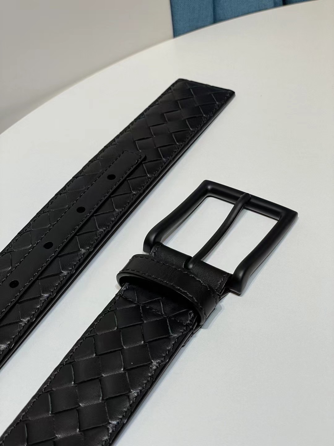 🔥🔥新 🆕純手工編織皮帶可為休閒裝或正裝造型增添優雅韻味，🔥是低調奢華的典範。[嘴唇]採用意大利柔軟的胎小牛皮全手工精工打造而成，鎳色五金扣頭令其更顯獨特別緻、🔥[嘴唇]優雅迷人氣息。[強]4.0cm寬