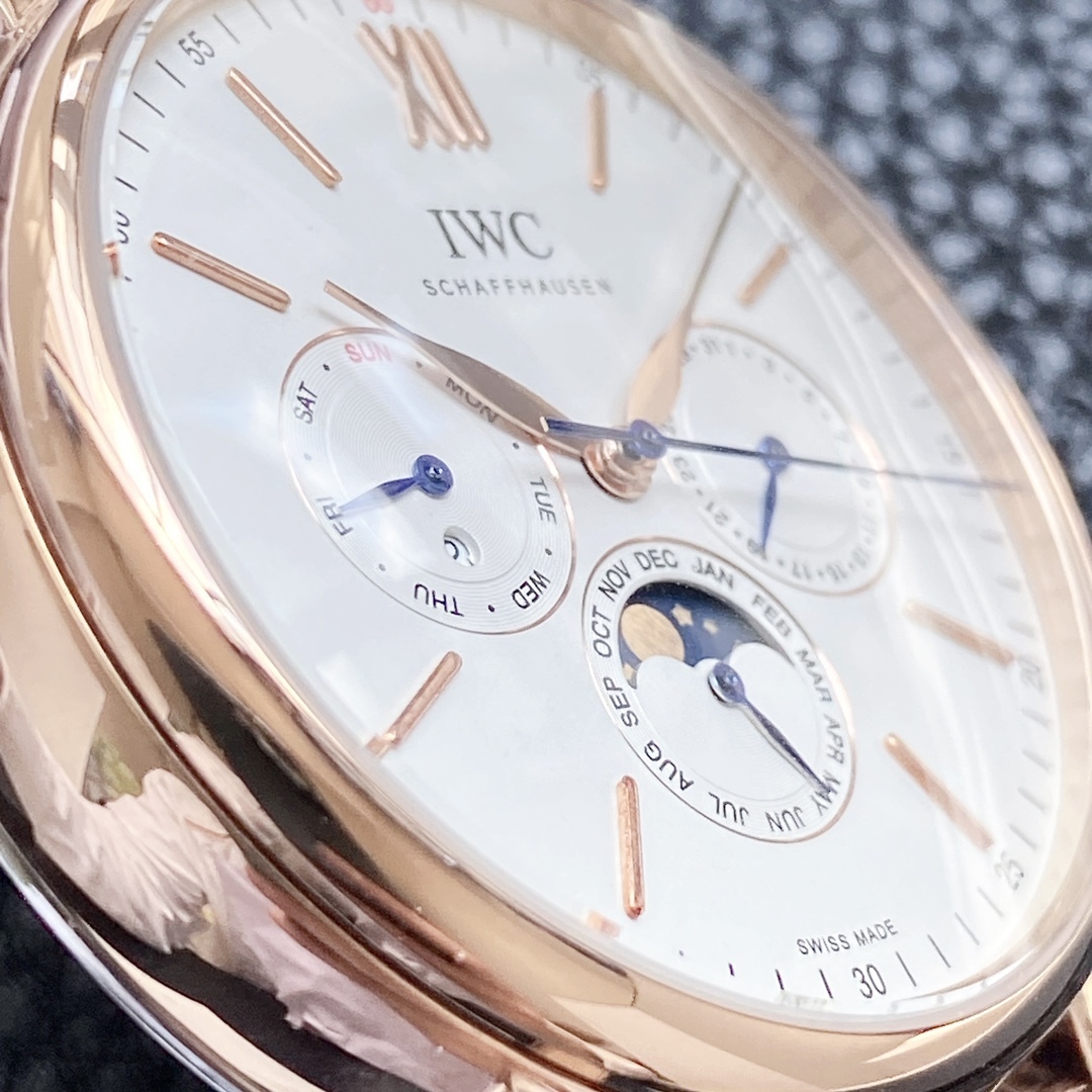 🔥顏值巔峰  傾情演繹🔥
IWC旗下最耀眼的明星，萬年一瞬，品鑒IWC萬國柏濤菲諾萬年曆腕表！
1⃣️ 【機芯】採用3836-2型自制機芯，其機芯運轉穩定，月相處更是1:1還原正品，在光線下月相中的星星太陽更是明亮發光，走時精准，幾乎零返修！
2️⃣【表殼】正品開模，1:1完美還原！腕表尺寸40mm，整個表殼採用獨家研發的CNC精磨工藝，與原裝工藝效果如出一轍！
3️⃣【錶盤】錶盤12刻度細節精益求精，1:1還原鍍銀錶盤，9位更是1:1還原閏年設計，採用雙面防反光拱形鍍膜鏡面，使其整體錶盤質感更佳