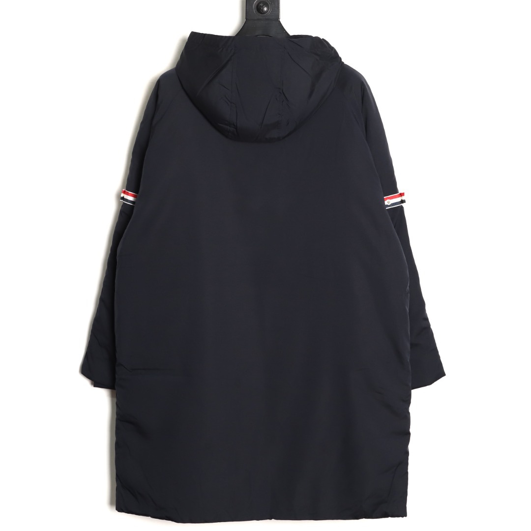 Thom Browne/湯姆布朗 袖標織帶長款羽絨服
採用進口90鴨絨填充 內外里加雙層內膽不會跑毛 高密度防風抗寒功能性面料 手感柔軟舒適  工藝更是精湛 嚴防鑽絨 採用國際先進的真空充絨技術 增加空氣隔層 不損傷羽線 能保持羽原有的柔軟性、彈性及手感 將羽絨的保暖性發揮到最佳！
N Size :1-3