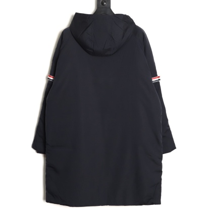 Thom Browne/湯姆布朗 袖標織帶長款羽絨服
採用進口90鴨絨填充 內外里加雙層內膽不會跑毛 高密度防風抗寒功能性面料 手感柔軟舒適  工藝更是精湛 嚴防鑽絨 採用國際先進的真空充絨技術 增加空氣隔層 不損傷羽線 能保持羽原有的柔軟性、彈性及手感 將羽絨的保暖性發揮到最佳！
N Size :1-3