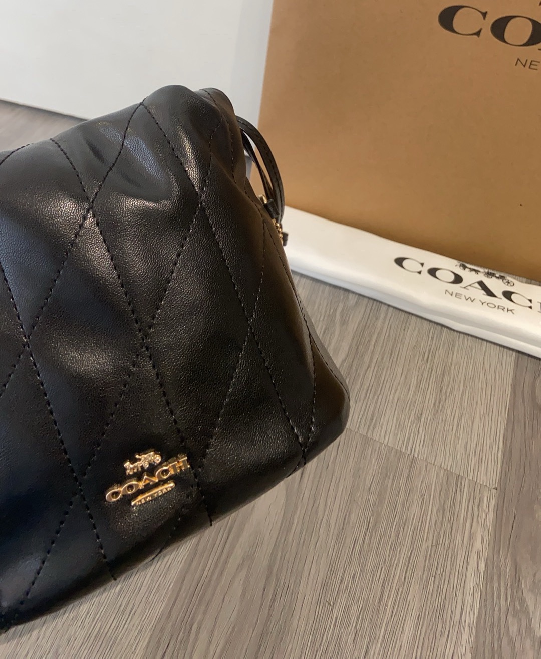 新品 CDB69迷你Faye雲朵包太精緻了 新款迷你Faye雲朵包太精緻太可愛了黑色小羊皮絎縫設計妥妥的風搭配這個冬天不失美麗 
尺寸16-17-13