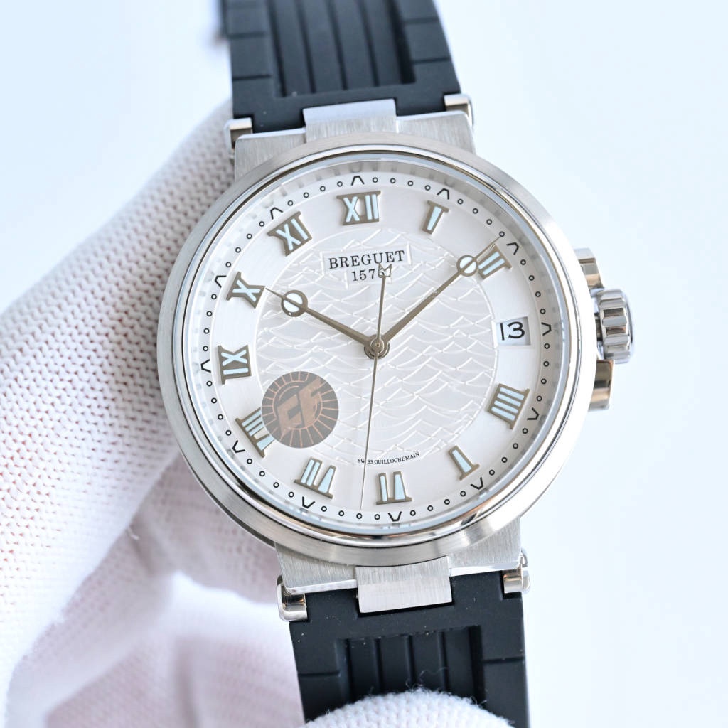CF新品發佈會，寶璣-Breguet
航海MARINE航海系列5517款腕表，航海天文鐘的起源作品，“時計本是兵家利器”說的就是這款腕表，鐘錶界的巨作。工廠全面抄寫原裝數據，98%還原殼型字面，彰顯原裝優雅硬朗的氣質，原裝同款777A自動機械機芯，鐫刻獨立編號與寶璣先生簽名。直徑40毫米。正反均為藍寶石防刮玻璃，旋入式防水錶冠。實測防水深度100米。搭配飾有太陽放射紋錶盤，配裝進口天然橡膠錶帶，以零頭的價格給您帶來原裝超值體驗。