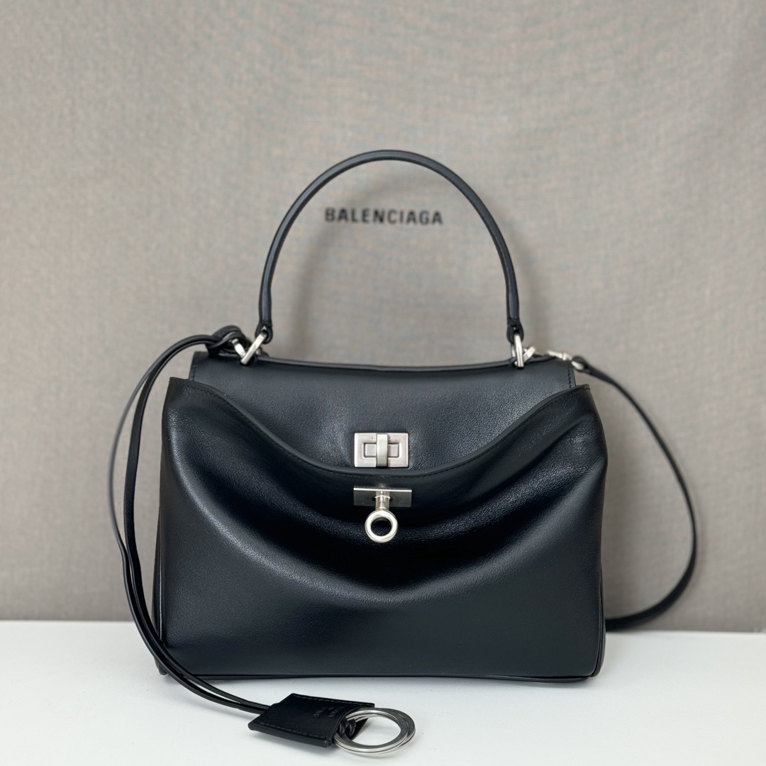 巴黎世家𝗕𝗮𝗹𝗲𝗻𝗰𝗶𝗮𝗴𝗮 🖤🖤出貨了！
款號：795456克色銀扣
尺寸：22.8×9.9×8.3cm
