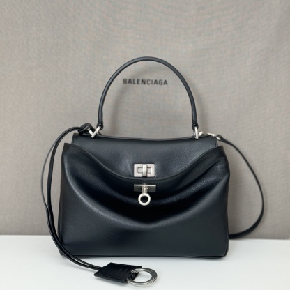 巴黎世家𝗕𝗮𝗹𝗲𝗻𝗰𝗶𝗮𝗴𝗮 🖤🖤出貨了！
款號：795456克色銀扣
尺寸：22.8×9.9×8.3cm
