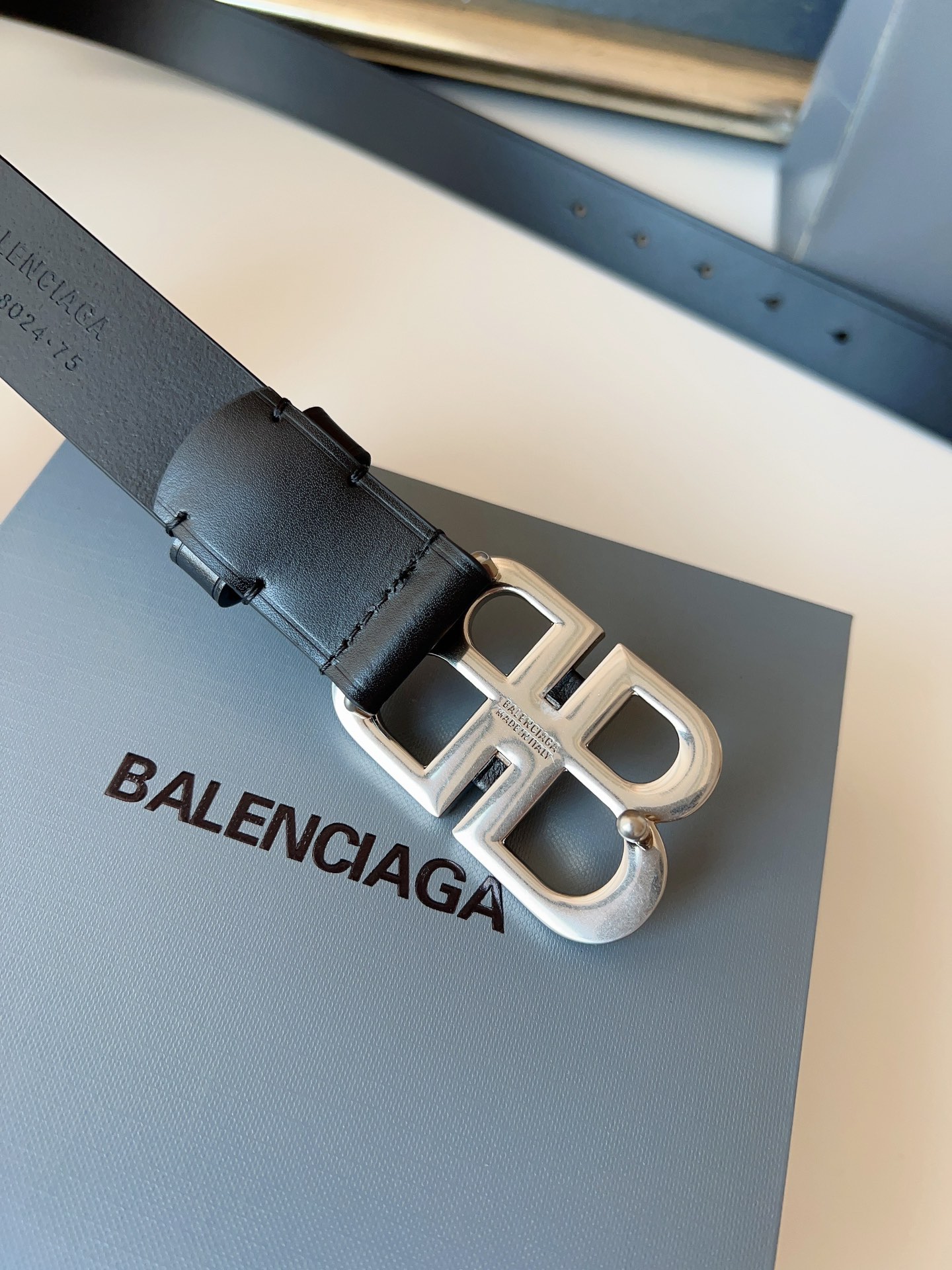 巴黎世家（Balenciaga）寬度3.0cm 是法國的奢侈品牌，作為時尚界最具影響力品牌之一的地位。設計師源於：都市時尚潮流獨特的設計風格，採用進口小牛皮製作；搭配純銅復古五金，使其更具魅力。值得擁有的百搭精品！