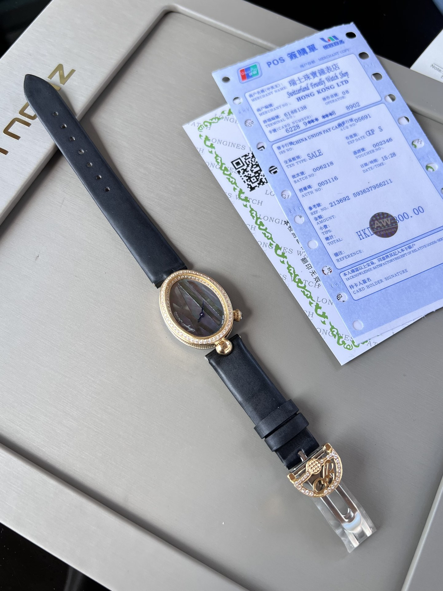 優雅出品史上最強復刻女表——寶璣那不勒斯皇后  黃金殼  系列驚艷登場，修正市場版本的所有不足，高貴典雅，盡顯女王風範！
【表殼】腕表尺寸分別為中號36.5x28.5毫米 小號33 x 25毫米
鵝卵形表殼高雅大氣，表殼外緣飾有錢幣紋。表圈和表殼周圍鑲嵌共117顆施華洛水晶（約0.99克拉）。表冠處鑲有一顆梨形晶石（約0.26克拉）
【精彩細節】
1.與原裝吻合，在表殼背部均打有貴金屬標識，效果清晰工整，彰顯腕表檔次。2.穹面玻璃，從側面看不僅有魚眼效果，還能折射鑽石帶來的璀璨光芒，更顯腕表高貴血統。
3