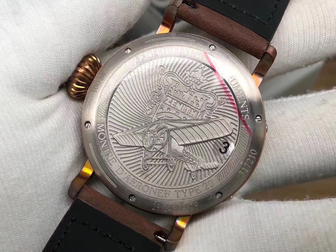 XF真力時飛行員大飛：29.2430.679/21.C753青銅男士腕表，純青銅表殼，2824瑞士機械機芯，瘋馬皮錶帶。振頻：28800每小時振蕩次數，表徑：45毫米