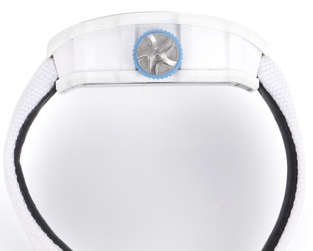 白色TPT石英纖維
【RICHARD MILLE】理查米爾RM53-01 將腕表設計與運動賽事相互結合，完美詮釋了賽場上的勇者堅定信念、頑強拼搏的精神。RM53-01以馬術運動為背景，採用多種高科技材料來抵御運動時帶來的強烈撞擊，從而保證不受破壞、正常運轉。高科技材質打造如同“護具”。“RM 53-01 PABLO MAC DONOUGH”的陀飛輪腕表，此款腕表除具備運動腕表的動感與活力外，還配備了堅固的TPT®碳纖維表殼、層壓藍寶石水晶表鏡以及固定機芯的懸浮式鋼索，有效的降低巨大衝擊、意外碰撞對腕表所帶