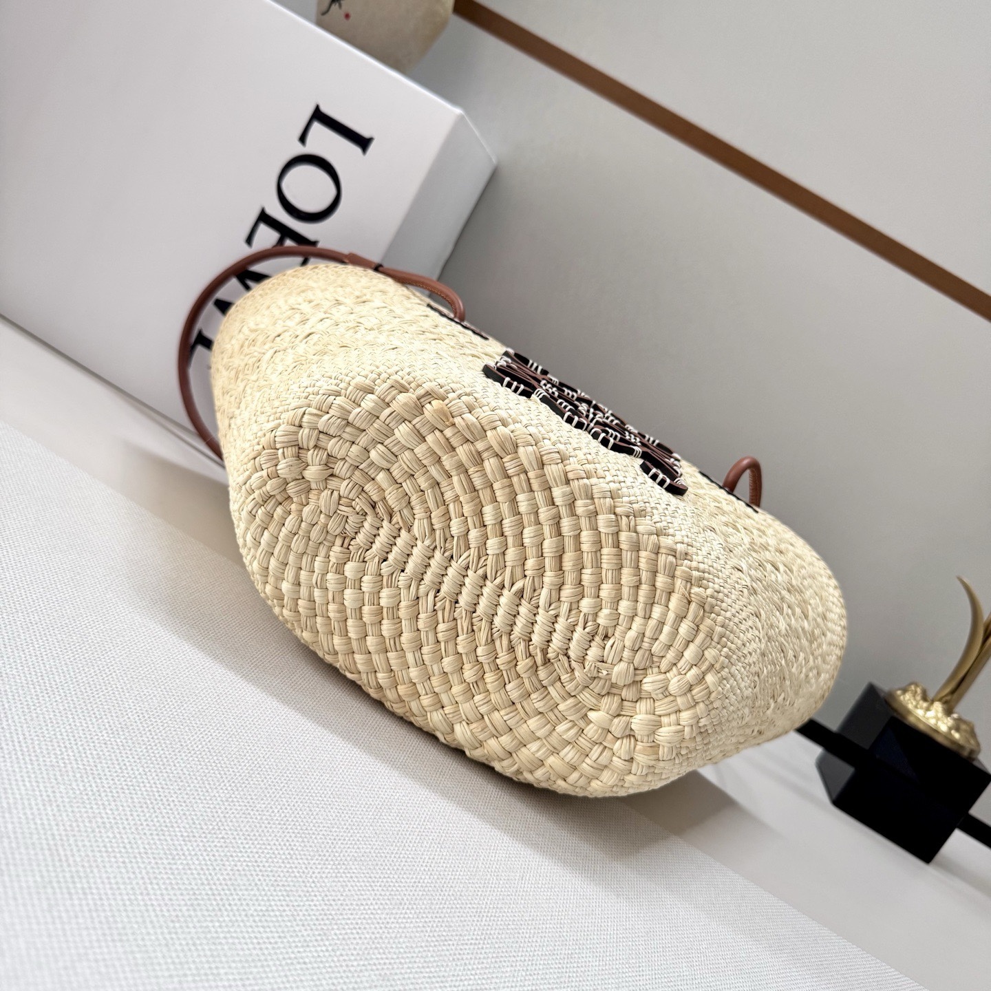 LO℮w℮🆕（高版本）進口原材料 肩帶全部升級
🧺伊拉卡棕櫚纖維和牛皮革 Anagram Basket 手袋*一個傳統的籃子手袋*帶有經典的手工編織包身，管狀牛皮革帶子和頂部提手*以及一塊牛皮革 Anagram 壓紋貼片這個版本採用伊拉卡棕櫚製成，這種棕櫚樹在哥倫比亞種植、收穫並曬乾，然後由公平貿易原則指導的 Corporación Oficio y Arte 組織的女工匠編織。