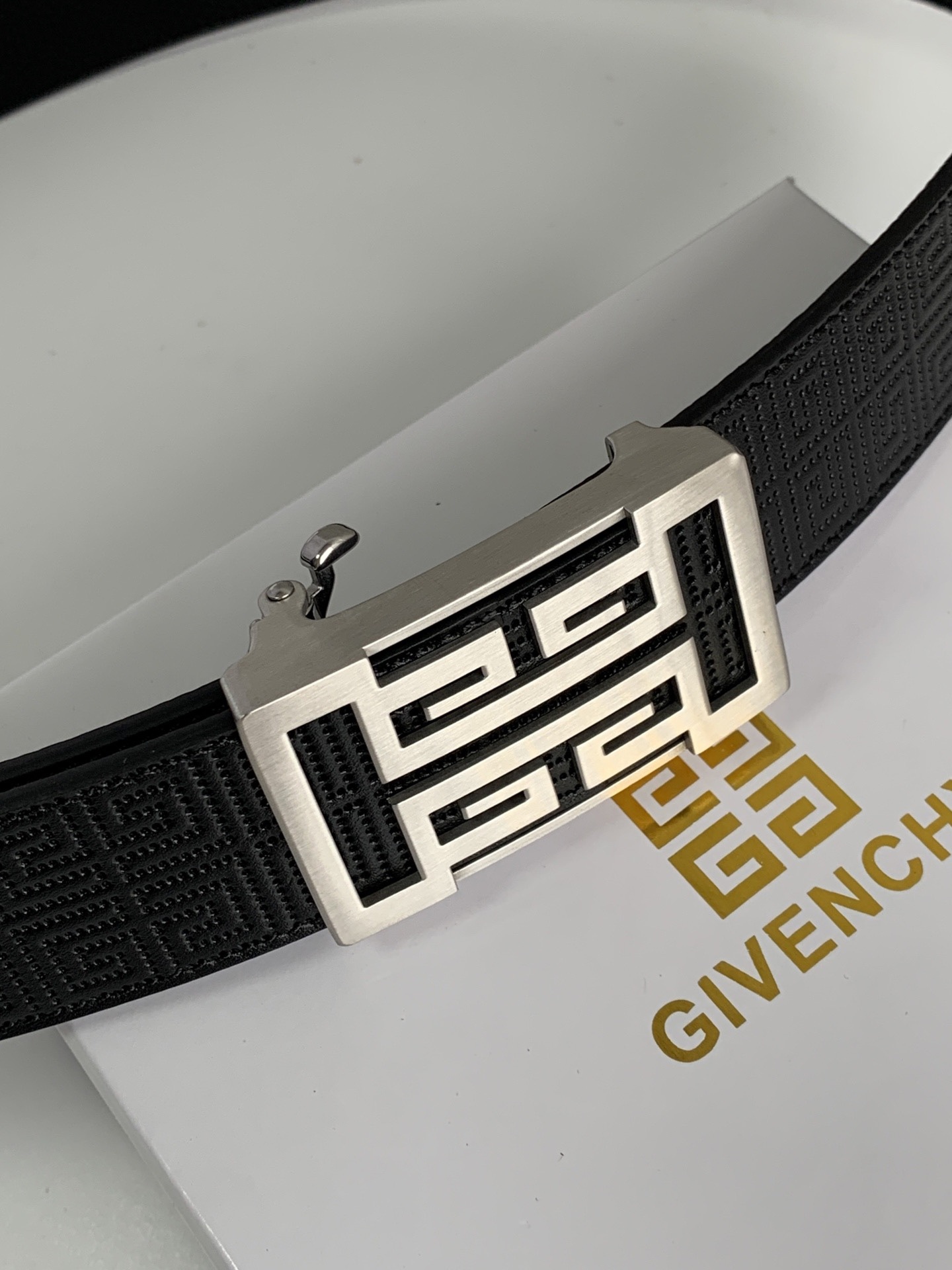 【紀梵希】新款男士 頭層小牛皮黑色壓花腰帶，內襯荔枝紋底，寬38毫米.搭配不鏽鋼經典4G自動扣.商務服裝造型的完美搭配。永恆經典！