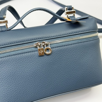 𝓛𝓸𝓻𝓸 𝓟𝓲𝓪𝓷𝓪諾悠翩雅
𝑬𝒙𝒕𝒓𝒂 𝑷𝒐𝒄𝒌𝒆𝒕 𝑳𝟏𝟗 
這是一款大開口結構的功能性設計的手拿包，經典風格和簡約設計的組合體。包身採用進口原廠小牛皮材質，輕微的錘紋呈現優雅的紋理，內里採用進口原廠小羊皮。皮革手柄和可拆卸肩帶，可打造出不同背法實用百搭。雙向拉鍊開合，搭配My Charms銀色金屬掛飾。（LP特級全鋼配件五金）
size：11×19×6.5cm
貨號：FAN4046
配套全套專櫃禮盒包裝🎁