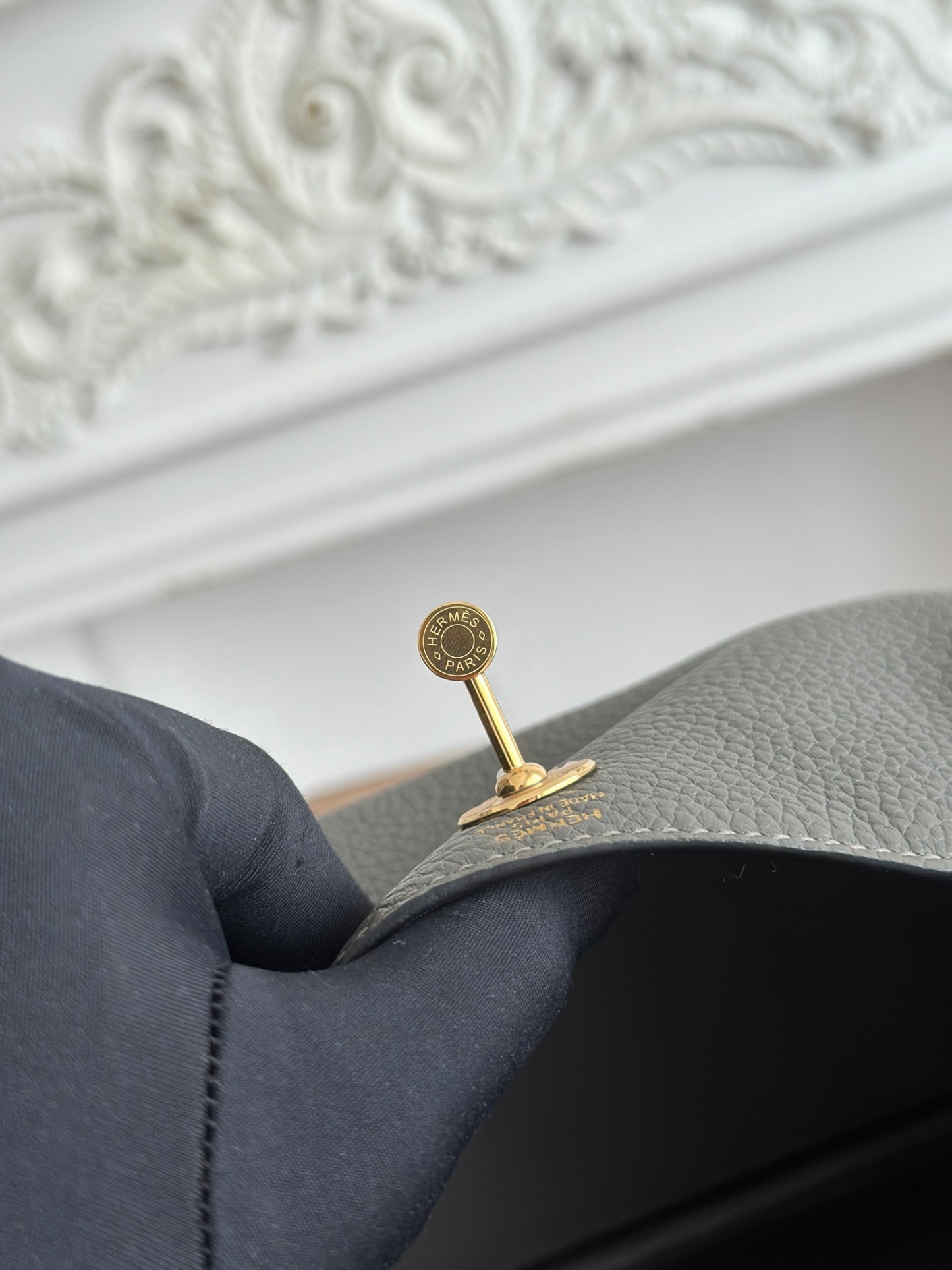 琳迪lindy 19cm	
Tc皮 蜜蠟線半手工縫製
lindy19保留了琳迪包所有細節的完整設計，側口袋、拉鍊等全部都是經典的設計√
這只小可愛暴擊了多少人的少女心