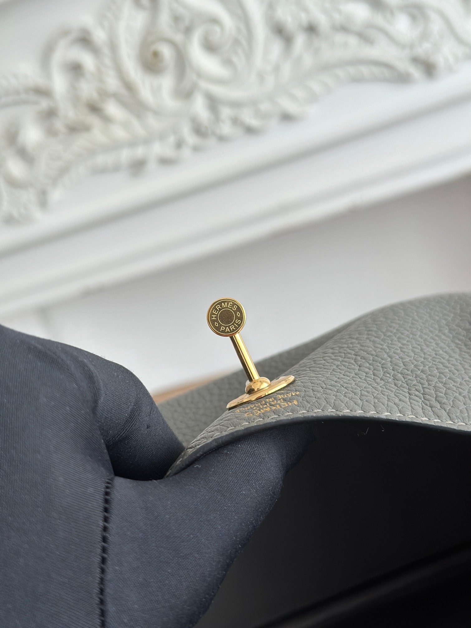 琳迪lindy 19cm	
Tc皮 蜜蠟線半手工縫製
lindy19保留了琳迪包所有細節的完整設計，側口袋、拉鍊等全部都是經典的設計√
這只小可愛暴擊了多少人的少女心