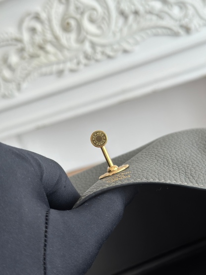 琳迪lindy 19cm	
Tc皮 蜜蠟線半手工縫製
lindy19保留了琳迪包所有細節的完整設計，側口袋、拉鍊等全部都是經典的設計√
這只小可愛暴擊了多少人的少女心