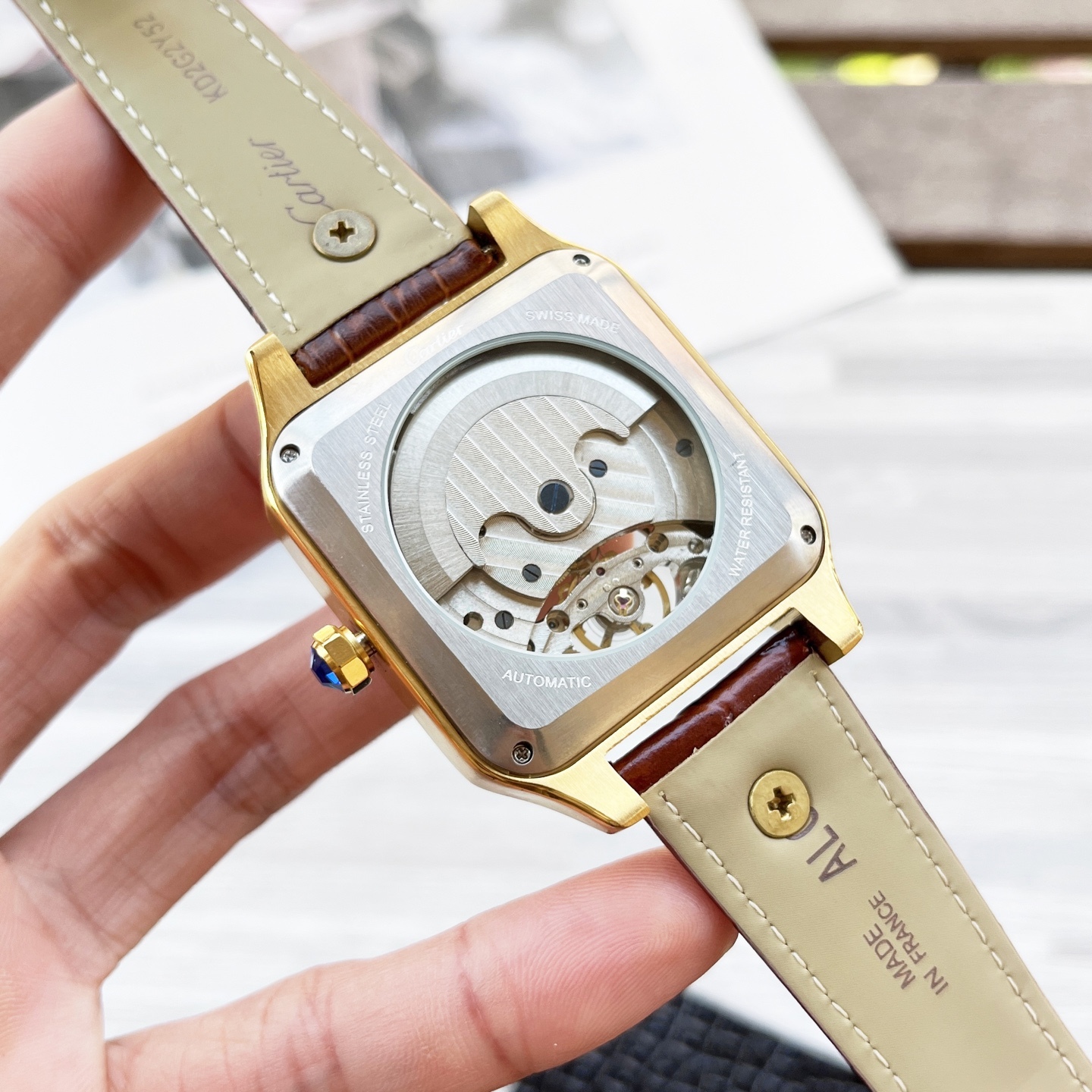 
八角殼系列 精緻百搭🎈🎈
【最新】：卡地亞🔥最新設計🔥大飛輪精品🎈🎈
【類型】：精品男士腕表
【錶帶】：真牛皮錶帶
【機芯】：高端全自動機械機芯
【鏡面】：礦物質強化玻璃（更高清）
品味高雅 浩瀚大氣 匠心獨運 腕間瑰寶
尺寸：直徑42mm厚12mm熱賣上市！歡迎轉載！