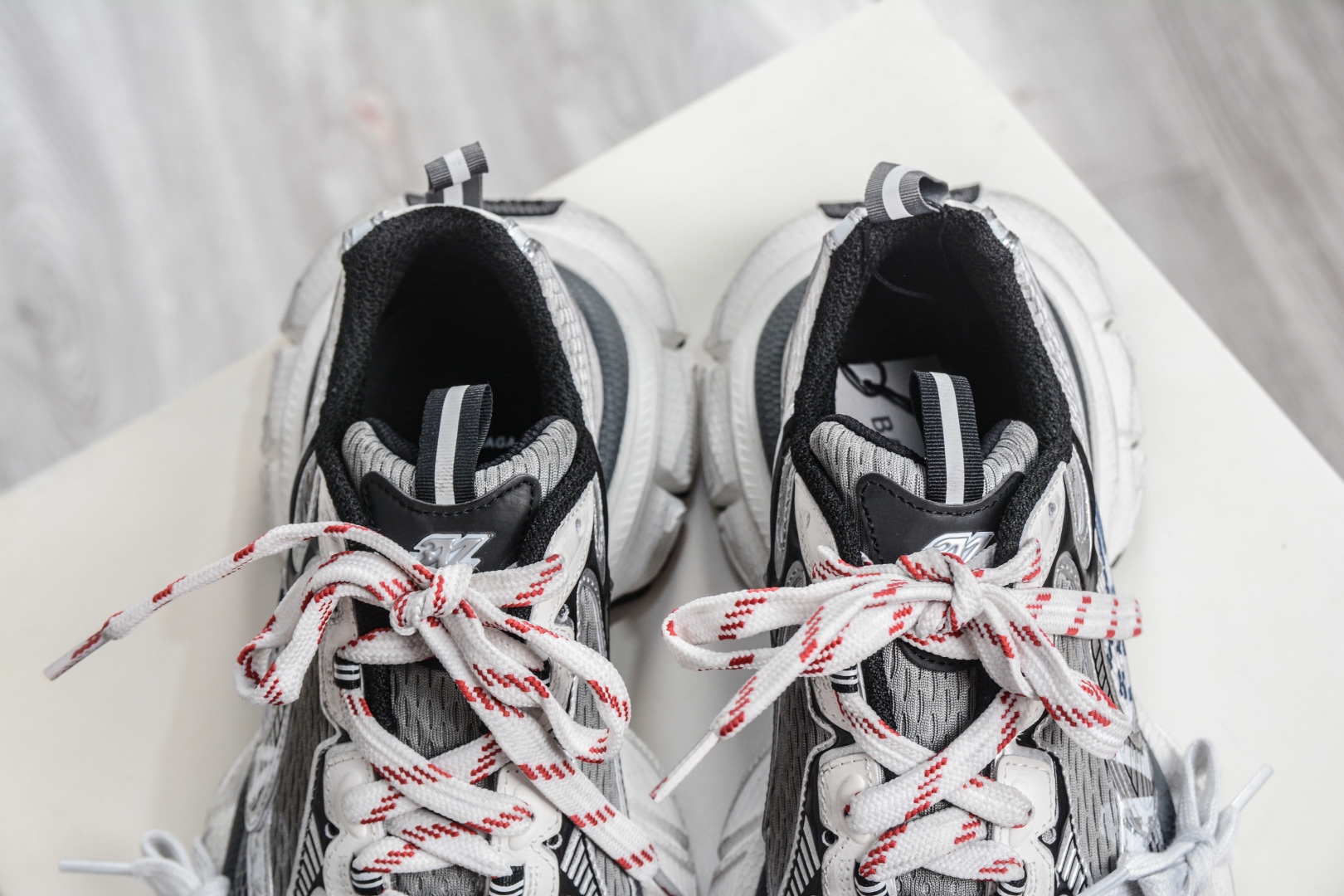 BALENCIAGA 3XL Sneakers 巴黎世家十代 水印logo字母標 3XL巴黎老爹一腳蹬系列復古做舊
貨號：840090 W3XSG 9239
尺碼：35 36 37 38 39 40 41 42 43 44 45 46