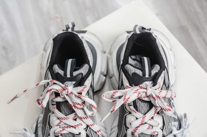 BALENCIAGA 3XL Sneakers 巴黎世家十代 水印logo字母標 3XL巴黎老爹一腳蹬系列復古做舊
貨號：840090 W3XSG 9239
尺碼：35 36 37 38 39 40 41 42 43 44 45 46