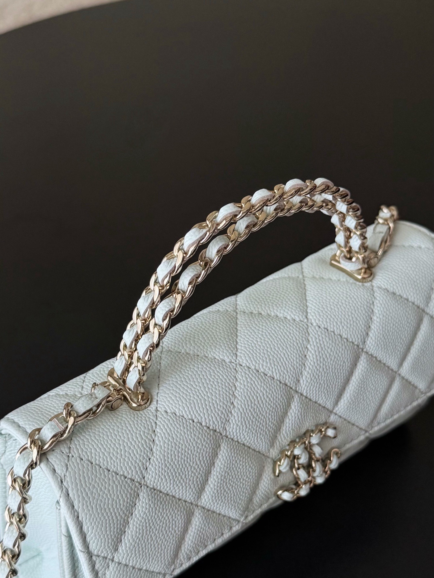 Chanel 25S 新款本季 最火的小球牛皮Kelly 手柄包
這顆絕對是黑馬
第一眼看到就深深愛上💕
顏值不必說 直接閉眼入不會錯
很好打理 也是百搭型
實現了單背斜挎腋下背手拎的效果📷
簡直就是福音〰️
很精緻 值得珍藏🔝

五金：全鋼18K淺金
皮料：獨家Haas小牛皮
尺寸：𝟏8*𝟏0*4.𝟓 𝚌𝚖
型號：AS3238