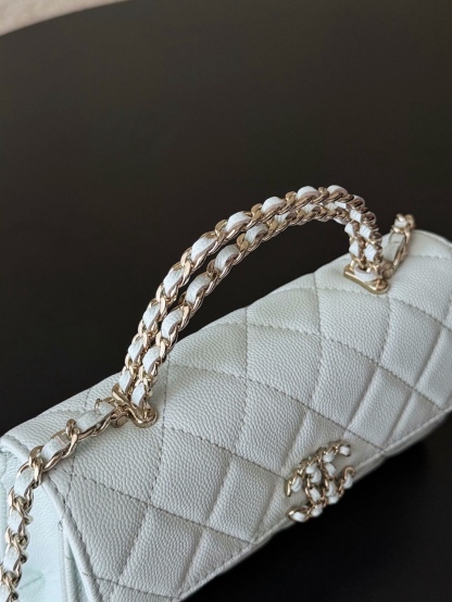 Chanel 25S 新款本季 最火的小球牛皮Kelly 手柄包
這顆絕對是黑馬
第一眼看到就深深愛上💕
顏值不必說 直接閉眼入不會錯
很好打理 也是百搭型
實現了單背斜挎腋下背手拎的效果📷
簡直就是福音〰️
很精緻 值得珍藏🔝

五金：全鋼18K淺金
皮料：獨家Haas小牛皮
尺寸：𝟏8*𝟏0*4.𝟓 𝚌𝚖
型號：AS3238