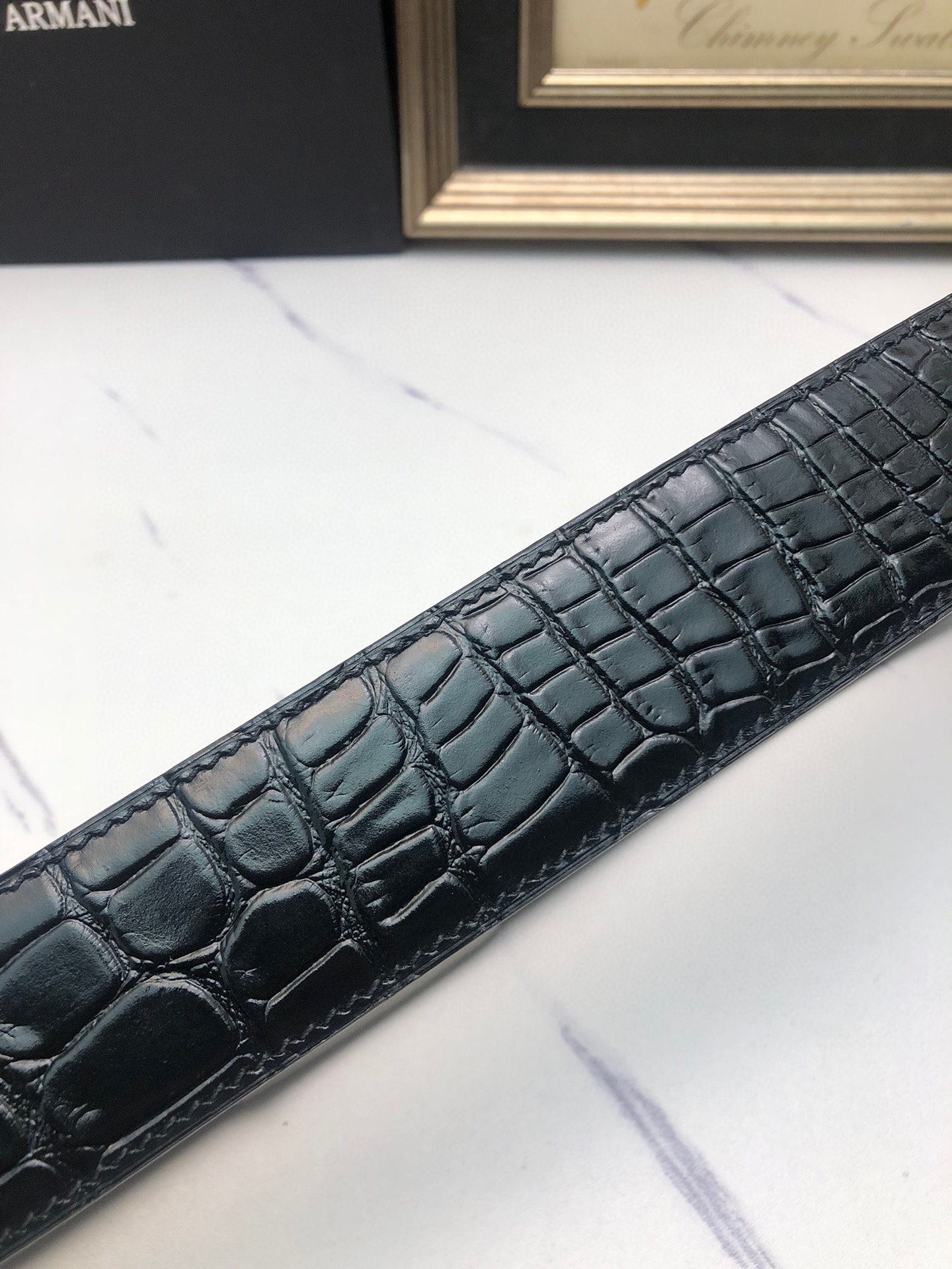 阿曼妮：原單頭層牛皮鰐魚花紋，內襯頭層鹿皮底，營造織紋外觀。飾以標誌原單扣。專櫃寬度4.0