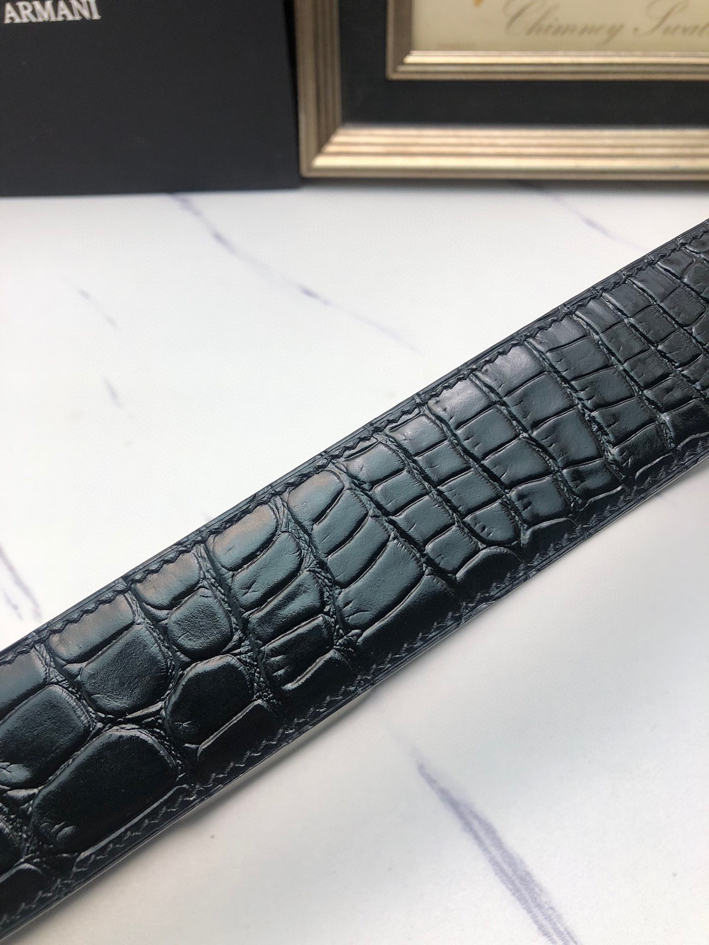 阿曼妮：原單頭層牛皮鰐魚花紋，內襯頭層鹿皮底，營造織紋外觀。飾以標誌原單扣。專櫃寬度4.0