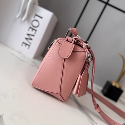 LO℮w℮🌟新款 小號納帕羊皮革 Featherlight Puzzle 手袋 以別具一格的幾何線條勾勒長方體造型。柔軟輕盈的納帕皮革為手袋注入隨性慵懶的風格。可肩背、斜挎或手提
可拆卸可調節肩帶，飾有旋轉卡扣*拉鍊開合，鉸接式拉鍊頭 一個外部拉鍊後袋，一個內部插袋*可拆卸 LOE**WE 燙金或燙銀標籤，飾有隱秘口袋和氣球骰子*長方形金屬腳釘 納帕羊皮革襯里 Anagram 壓紋、飾牌內部鐫刻 LOE**WE.
size:062502
型號：24*10.5*16.5cm（配全套包裝）