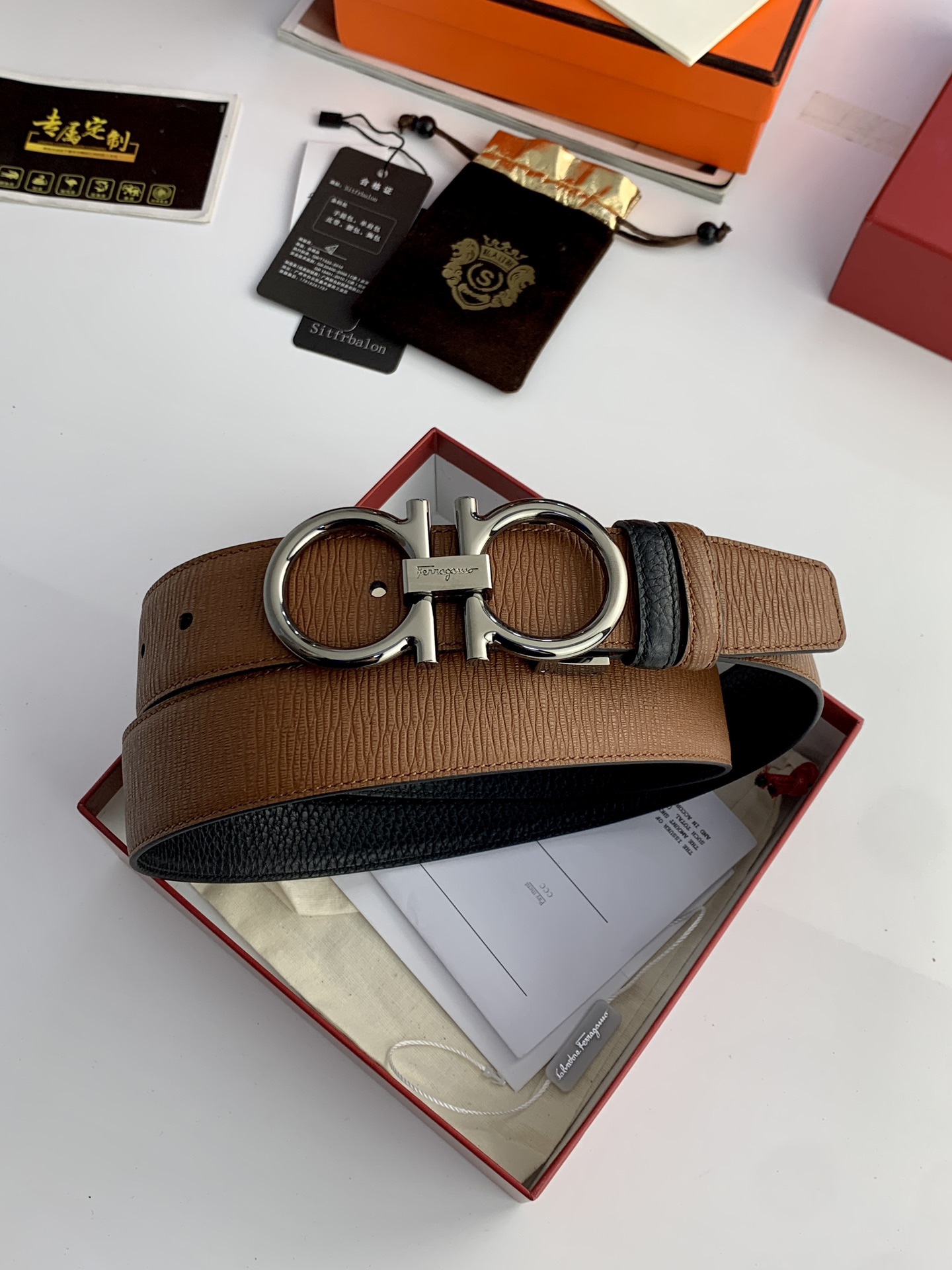 〖F家〗這款皮帶採用雙面小牛皮，搭配純銅八字扣，打造高雅考究的造型。寬3.5cm，長度可調節，達到量身定制般的修身效果。