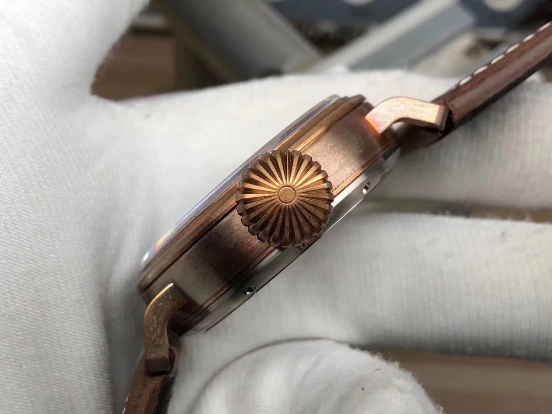 XF真力時飛行員大飛：29.2430.679/21.C753青銅男士腕表，純青銅表殼，2824瑞士機械機芯，瘋馬皮錶帶。振頻：28800每小時振蕩次數，表徑：45毫米