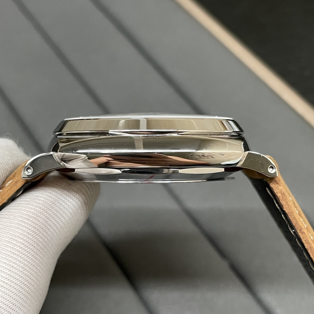 VS新品：沛納海 PAM904整個殼身厚度得以降低近四成！不設限，最纖薄！不循規，42mm男女可佩戴！太陽放射紋錶盤活力優雅，纖薄身軀佩戴輕便舒適，金針設計精巧簡約大氣。適合亞洲人手腕!