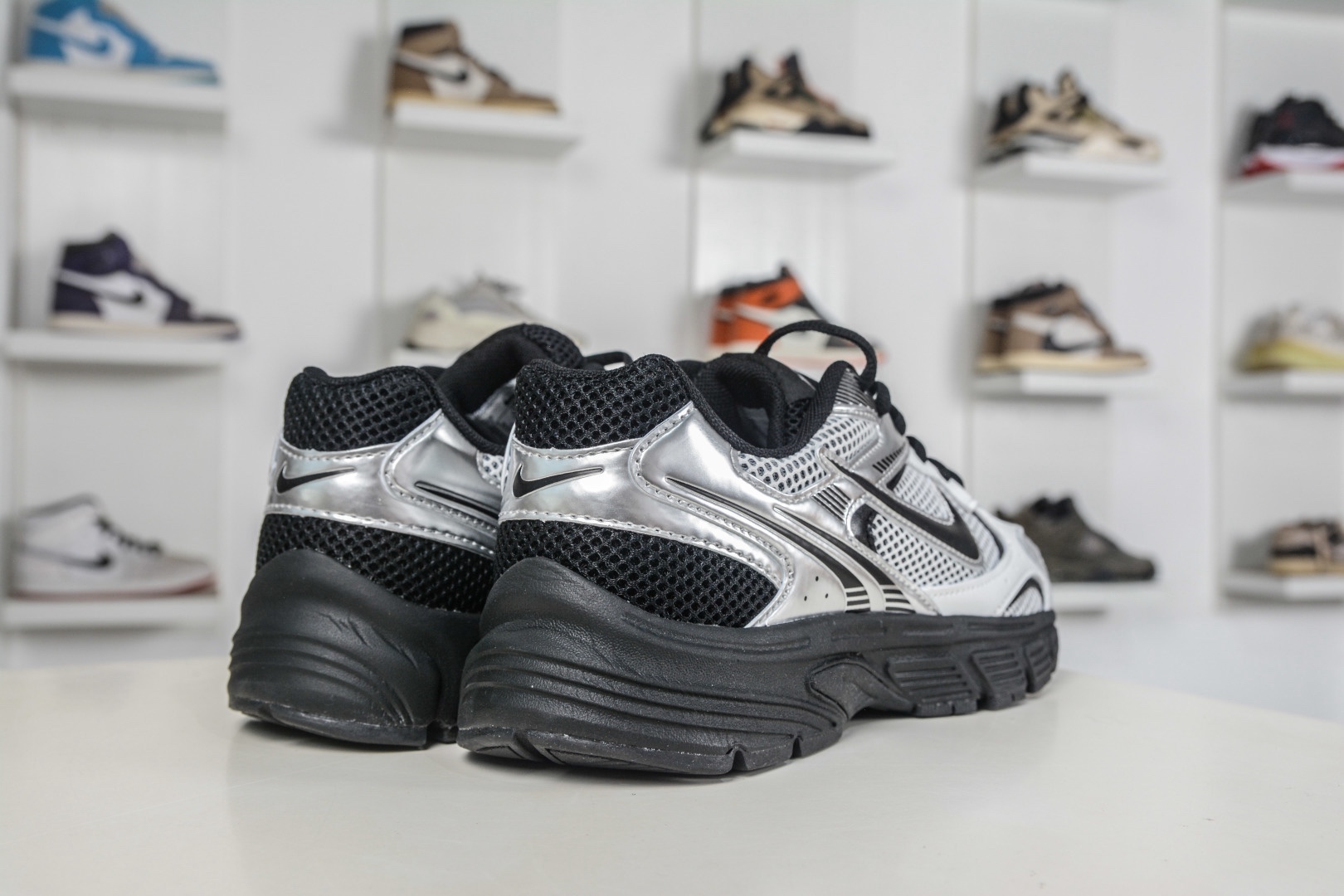 NK Air Zoom Vomero 20 經典復古潮流運動跑鞋 
貨號：HM0829 111
SIZE：36 36.5 37.5 38 38.5 39 40 40.5 41 42 42.5 43 44 45