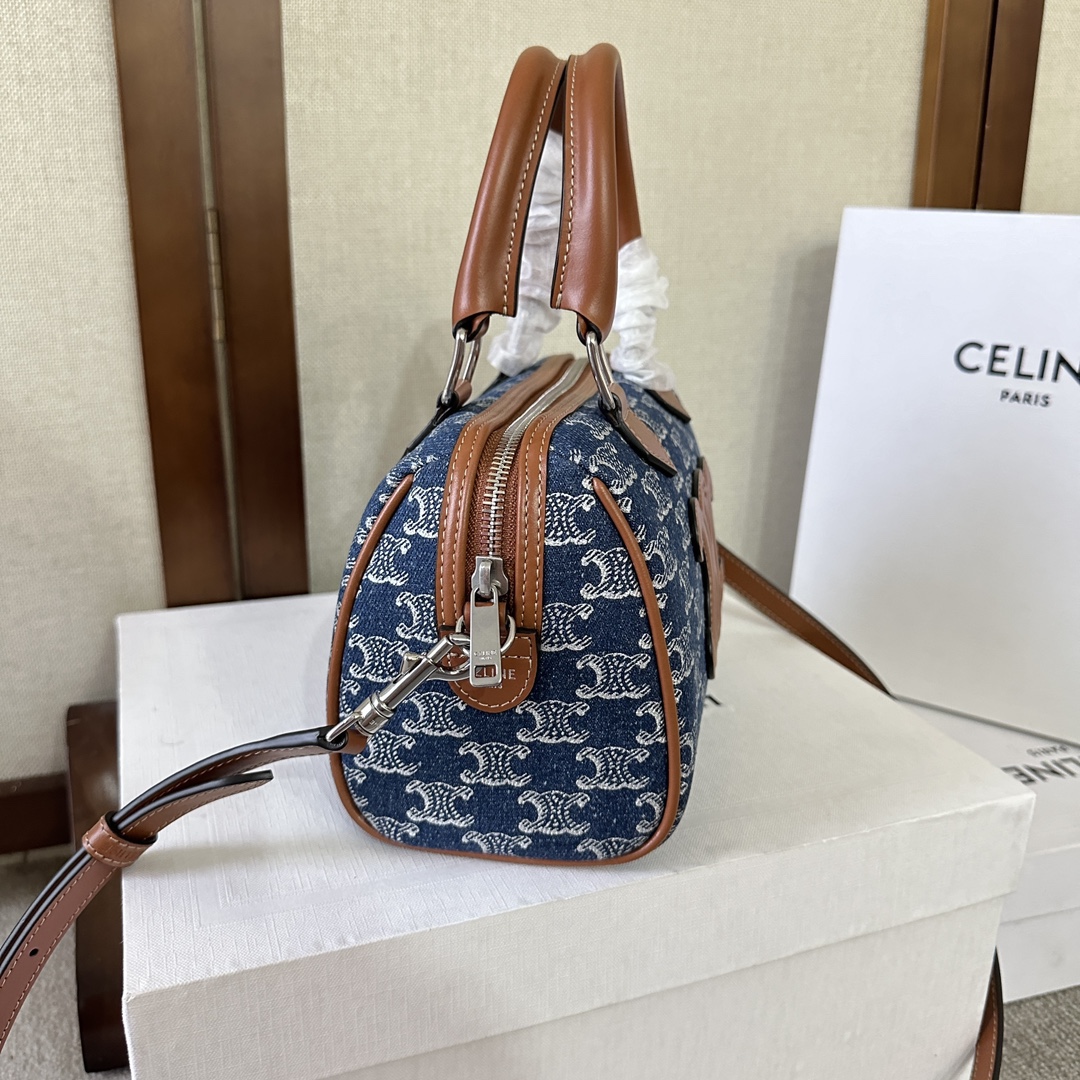 CELIN*24s春夏新品｜CUIR TRIOMPHE牛仔織物牛皮革波士頓包
春夏限定新品🎁牛仔凱旋門織物+浮雕凱旋門皮質小號波士頓💕復古味道更足更有質感～容量一如既往 超能裝✅ 日常又百搭 人手必備～肩背和手提均可
織物，牛皮革，織物襯里，拉鍊鎖閉，1個主隔層，1個內側扁平口袋，皮革手輓長10釐米，可調節肩帶，最小長度51釐米，最大長度58釐米
尺寸：19.5 X 14 X 7釐米
型號：197582