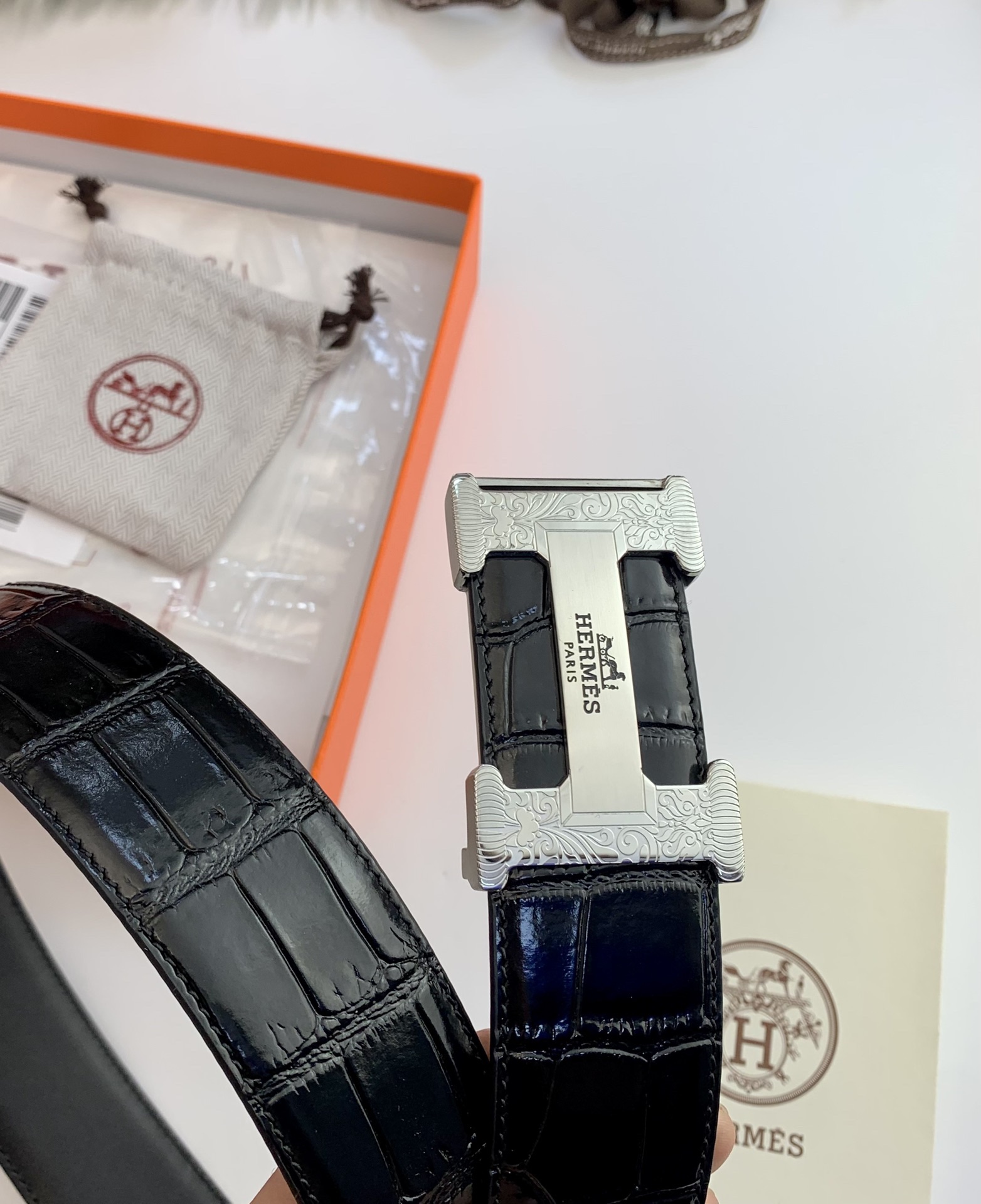 【H家】  原單專櫃款腰帶，進口鰐魚紋咖啡色 腰帶，內襯頭層小牛皮，寬度3.8cm，搭配專櫃新款鋼扣.工藝精湛、手感柔軟、細膩，高端定制，經典之作.