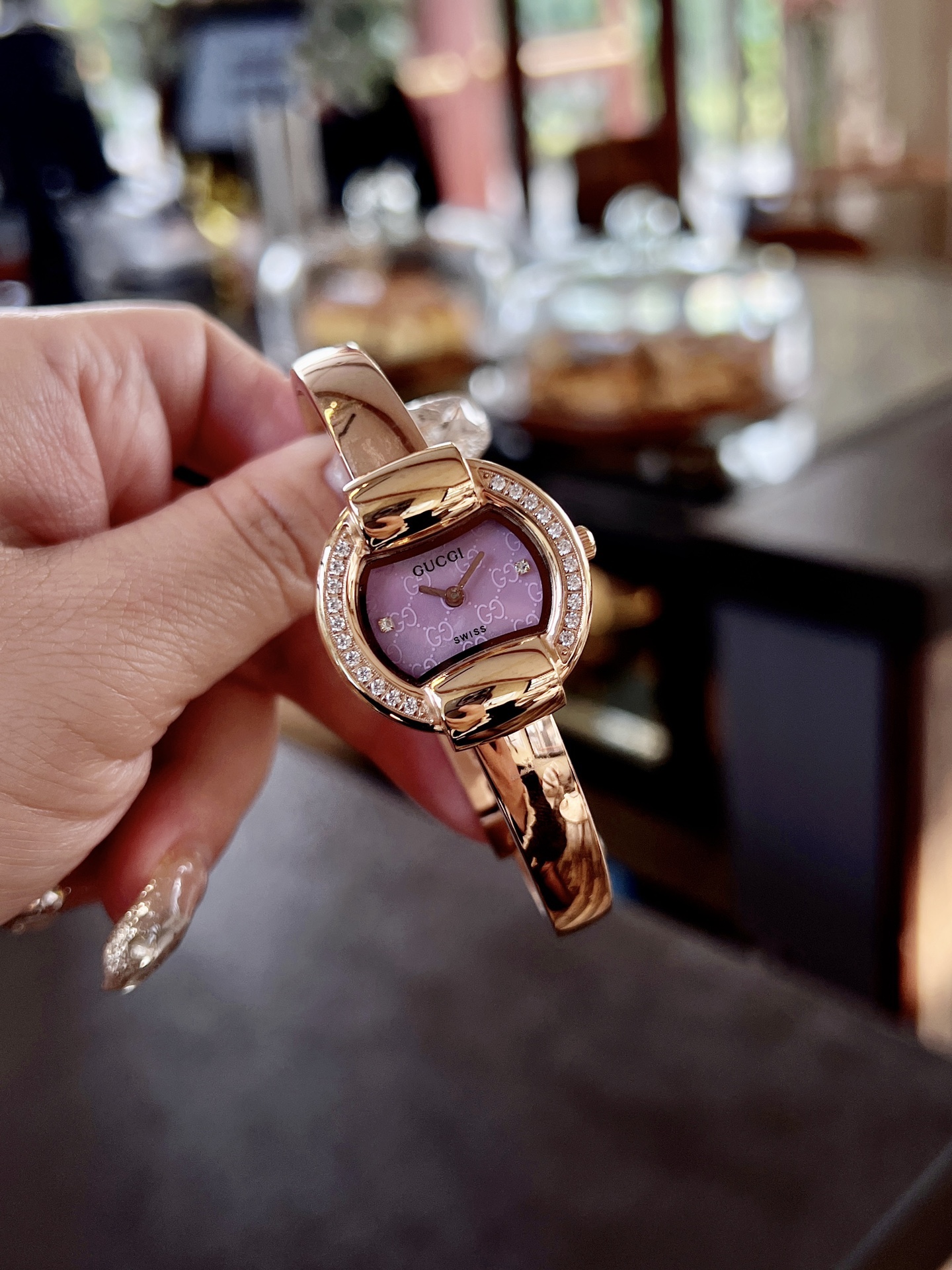 古馳
Gucci 瑞士日內瓦最新限量款升級版到貨（後蓋全新加重處理，重做原裝對版鑲鑽字面。字面鑲嵌八箭八星兩個閃亮的鋯鑽石💎，細節誠意滿滿💎區別以往老舊版本，歡迎品鑒👏👏），表徑25mm，厚度7.5mm，藍寶石玻璃，表面把頭都有經典雙G logo設計元素，非常經典，適合小手腕佩戴，小巧玲瓏，溫婉細膩