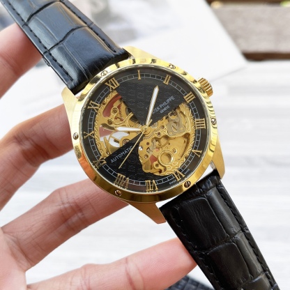 
複雜時計 奢華大氣🔥
經典新品 震撼上市🎈
【最新】：卡地亞大飛輪設計
【類型】：精品男士腕表
【錶帶】：真牛皮錶帶
【機芯】：高端全自動機械機芯
【鏡面】：礦物質強化玻璃（更高清）
品味高雅 浩瀚大氣 匠心獨運 腕間瑰寶
尺寸：直徑42mm厚12.5mm熱賣上市！歡迎轉載！