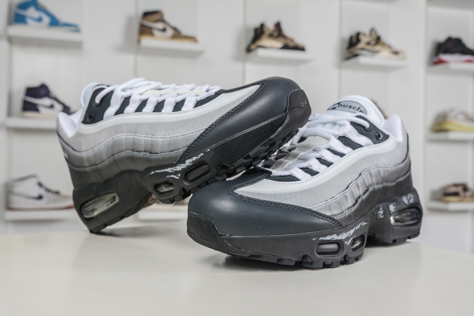 Yu-Gi-Oh! x NK Air Muscle 95時尚舒適減震耐磨低幫休閒跑步鞋 遊戲王聯名灰色
貨號：II7404 100 
 SIZE：40 40.5 41 42 42.5 43 44 44.5 45 45.5 46 47.5 48.5