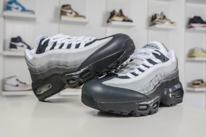 Yu-Gi-Oh! x NK Air Muscle 95時尚舒適減震耐磨低幫休閒跑步鞋 遊戲王聯名灰色
貨號：II7404 100 
 SIZE：40 40.5 41 42 42.5 43 44 44.5 45 45.5 46 47.5 48.5