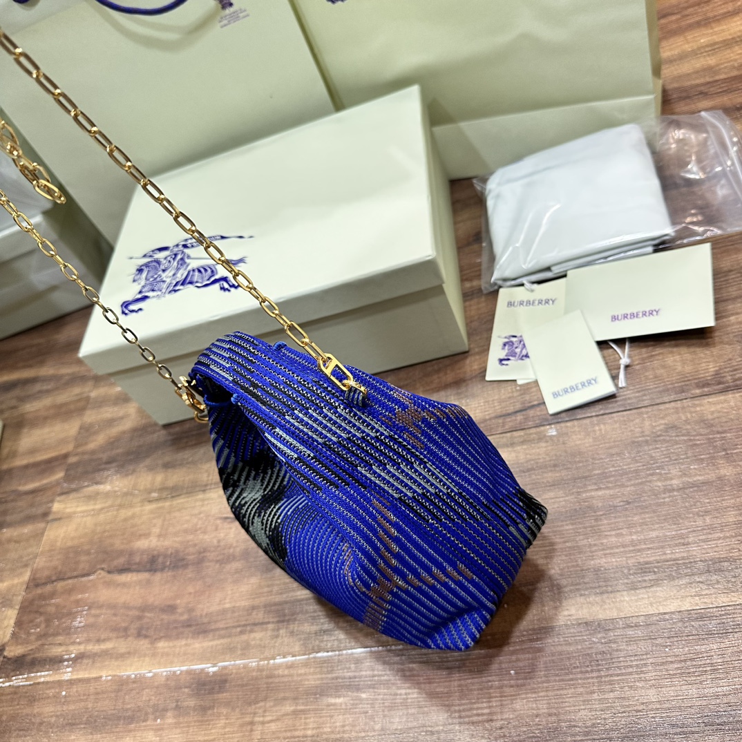 迷你鏈條版Peg手拿包全新mini
新增可拆卸金屬鏈條 實用性更強
尺寸16×10× 26cm.