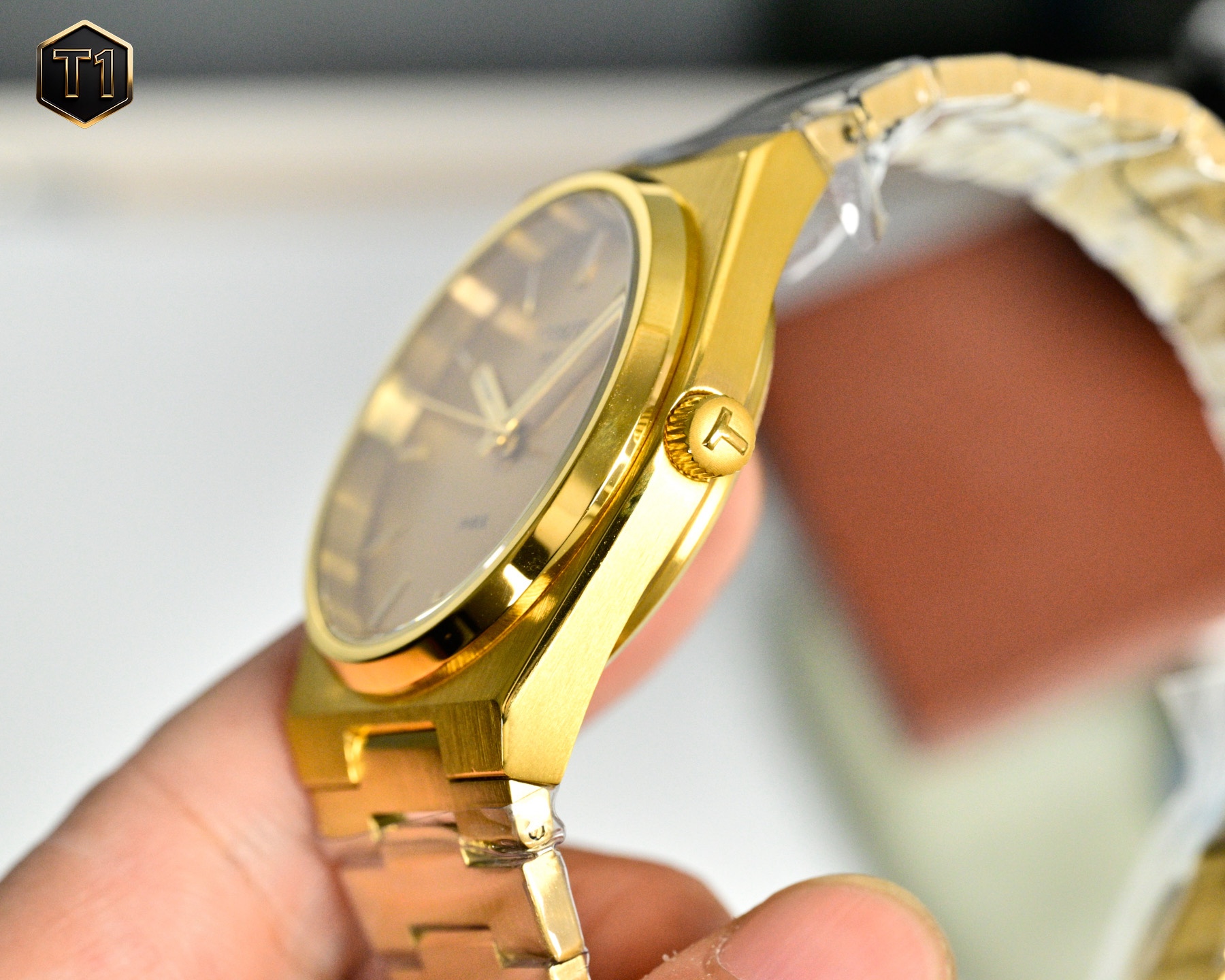 原單品質 天梭（TISSOT）PRX系列  T137.410.11.031.00 復古時尚 商務男士石英腕表火爆登場  ❤️❤️
憑借disco 風格設計 此系列腕表打破了復古與潮流的界限，將上世紀70年代情懷融於現代時尚，重塑時代經典魅力，時刻驚艷在線。秉持創新源於傳統的品牌理念，為其配了酒桶型表殼，配備了“一體式精鋼錶鏈”（融錶鏈，表耳，表殼於一體）。方寸之間卻有匠心獨運，天梭攜手復刻經典力作，呈現1911年腕表造型設計，這一刻，著古潮今。搭載瑞士石英機芯，藍寶石玻璃，316瑞士鋼，100米深度防