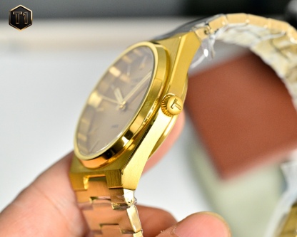 原單品質 天梭（TISSOT）PRX系列  T137.410.11.031.00 復古時尚 商務男士石英腕表火爆登場  ❤️❤️
憑借disco 風格設計 此系列腕表打破了復古與潮流的界限，將上世紀70年代情懷融於現代時尚，重塑時代經典魅力，時刻驚艷在線。秉持創新源於傳統的品牌理念，為其配了酒桶型表殼，配備了“一體式精鋼錶鏈”（融錶鏈，表耳，表殼於一體）。方寸之間卻有匠心獨運，天梭攜手復刻經典力作，呈現1911年腕表造型設計，這一刻，著古潮今。搭載瑞士石英機芯，藍寶石玻璃，316瑞士鋼，100米深度防