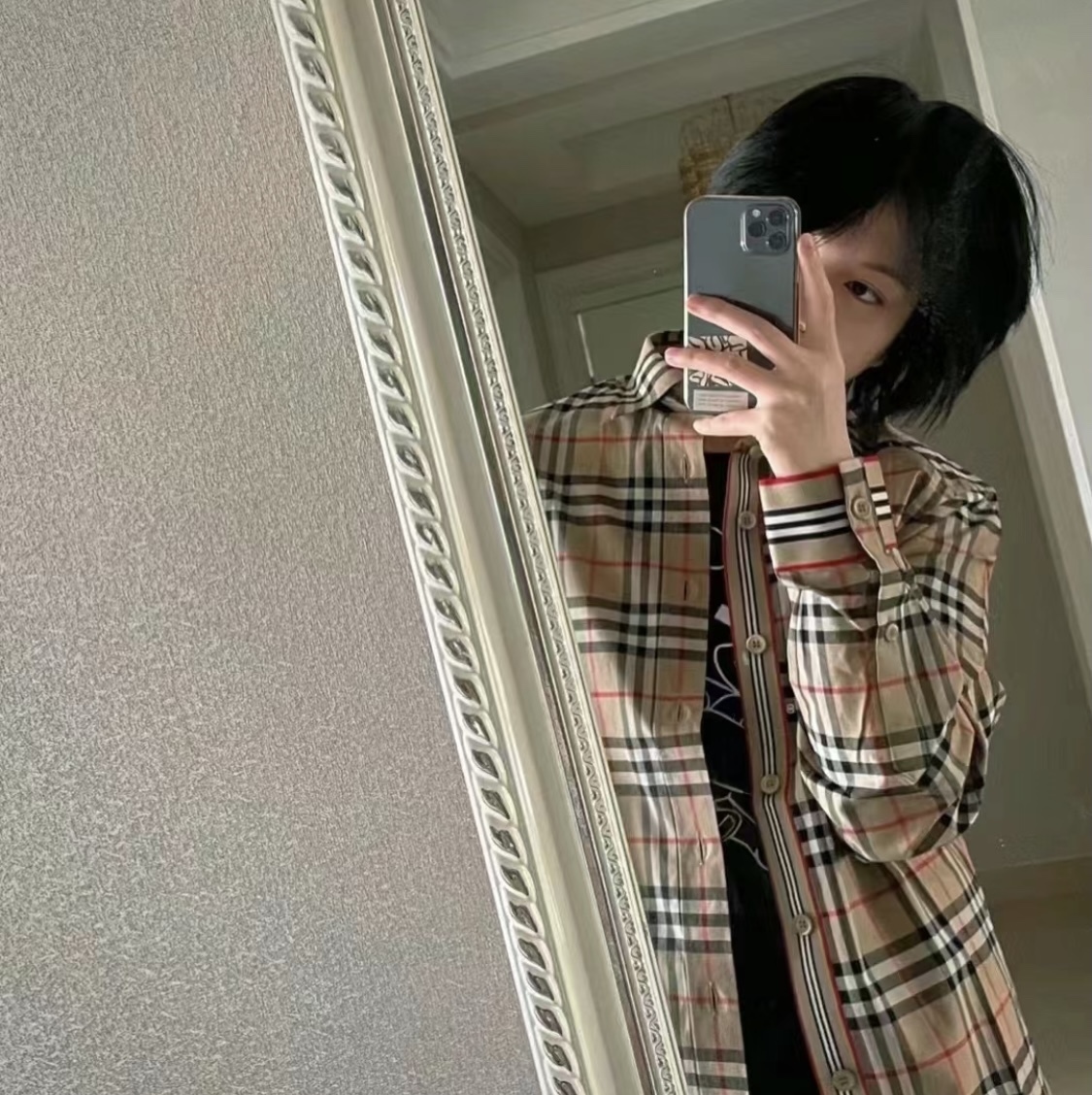 Burberry/巴寶莉 門襟袖口織帶格紋棉質長袖襯衫
面料採用雙股80支梭織斜紋面料，格紋對位，紗線定織定染，
每個獨立的尺碼都是定位裁片，前幅，口袋，
袖子等部位都是對格對位的，工序複製，費時費料，
採用純天然珍珠貝殼紐扣，洗水嘜定制，多處手工一片一片激光剪裁對位，
所有工序，用料都是ZP做法，區別市面一眼假版本
裝飾品牌典藏 復古大格紋，BUR粉絲的衣櫥珍藏款式,尤其是對於忠實的BUR粉來說，
此款更是絕對不能錯過的珍寶級別產物！
顏色：門襟袖口織帶
S Size：S-XL