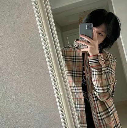 Burberry/巴寶莉 門襟袖口織帶格紋棉質長袖襯衫
面料採用雙股80支梭織斜紋面料，格紋對位，紗線定織定染，
每個獨立的尺碼都是定位裁片，前幅，口袋，
袖子等部位都是對格對位的，工序複製，費時費料，
採用純天然珍珠貝殼紐扣，洗水嘜定制，多處手工一片一片激光剪裁對位，
所有工序，用料都是ZP做法，區別市面一眼假版本
裝飾品牌典藏 復古大格紋，BUR粉絲的衣櫥珍藏款式,尤其是對於忠實的BUR粉來說，
此款更是絕對不能錯過的珍寶級別產物！
顏色：門襟袖口織帶
S Size：S-XL