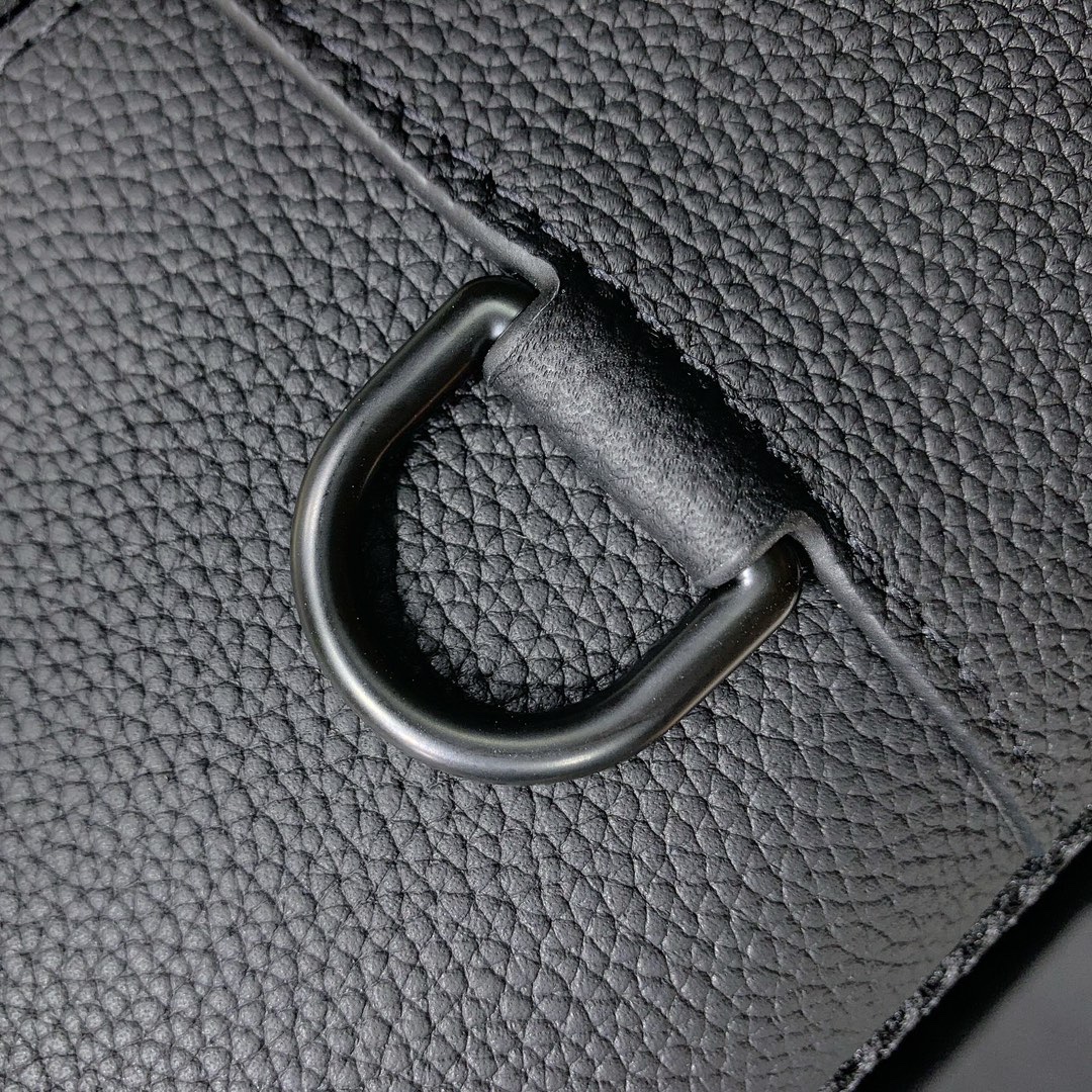 款號：M15259
       Discovery Work 雙肩包以蠟面牛皮革和織物內襯塑造寬敞構型，適宜收納日常所需。加襯隔層和貼袋可分別存放 14 寸筆記本電腦和手機，壓印 LV 字母的拉鍊外袋實現便捷取放。

42 x 19 x 32 釐米
(高 x 寬 x 長度)