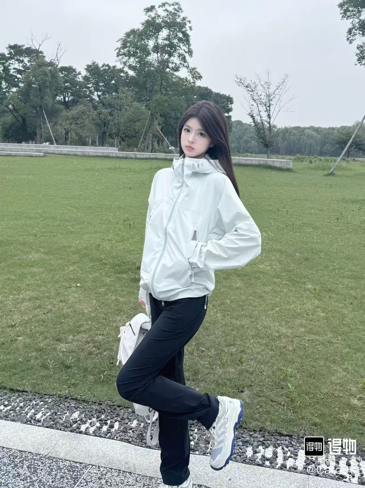 🔝KAILAS 凱樂石 博格達系列 輕量防風防水戶外徒步登山衝鋒衣 
  防水防風透氣防紫外線
 -輔料：原版拆解開發，一比一定制的小標，領標，水洗，吊牌，五金等等。

- FILTERTEC 3L面料：採用凱樂石自主研發的FILTERTEC 3L面料，由外層40D尼龍、中層ePTFE納米微孔膜、內層親膚處理工藝構成，防水指數20000mm，透氣指數20000g/㎡/24h，可抵御暴雨級降水和7級強風，同時快速排出汗氣，避免悶熱。

- 全壓膠工藝：整衣接縫處採用全壓膠工藝，有效防止水分從接